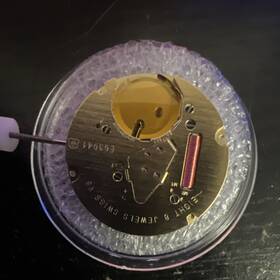 Eight E63.041 Swiss Watch Movement 8 Jewels Metal Mechanical Parts Date At 3